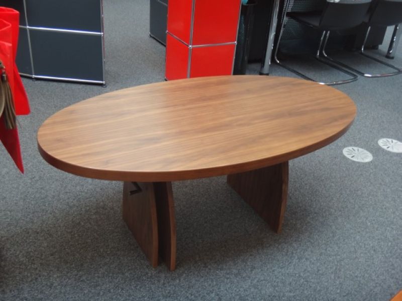 Ovaler Tisch aus Nussbaum main image