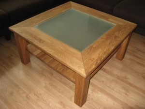Quadratischer Tisch mit Glaseinlage-image